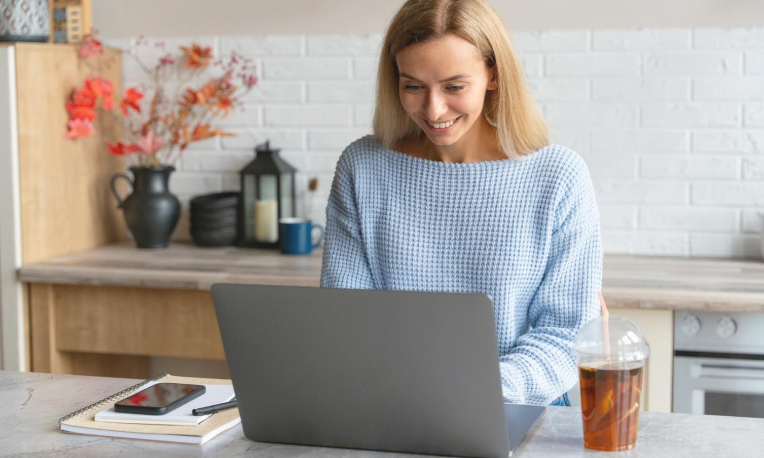 Analyste travaillant sur des modèles financiers complexes