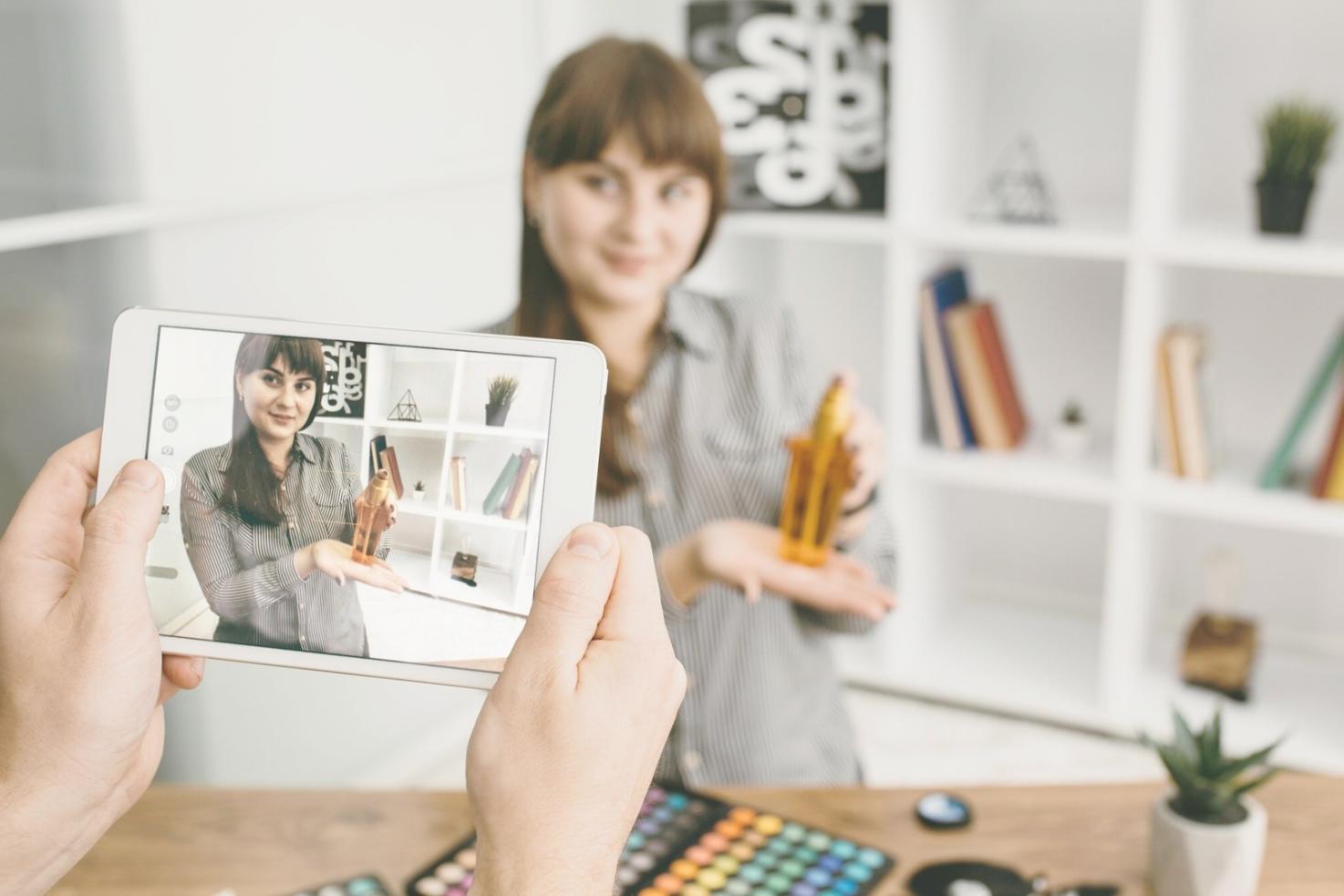 Équipe d'analystes collaborant sur des projections financières