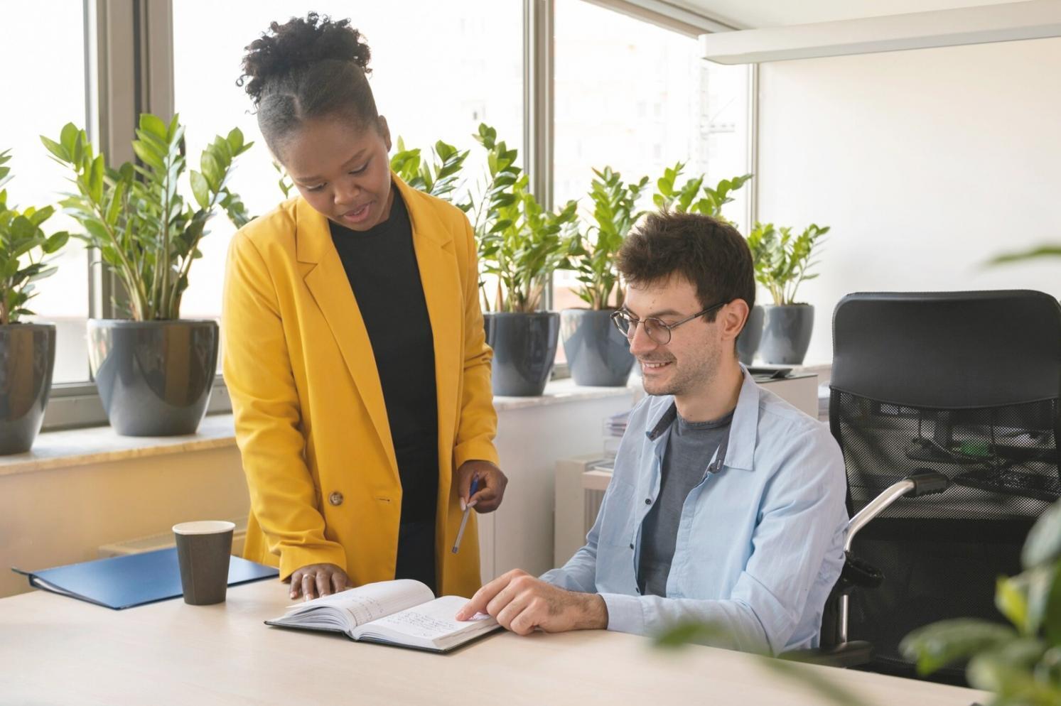 Analystes financiers travaillant sur des modèles financiers et des rapports détaillés